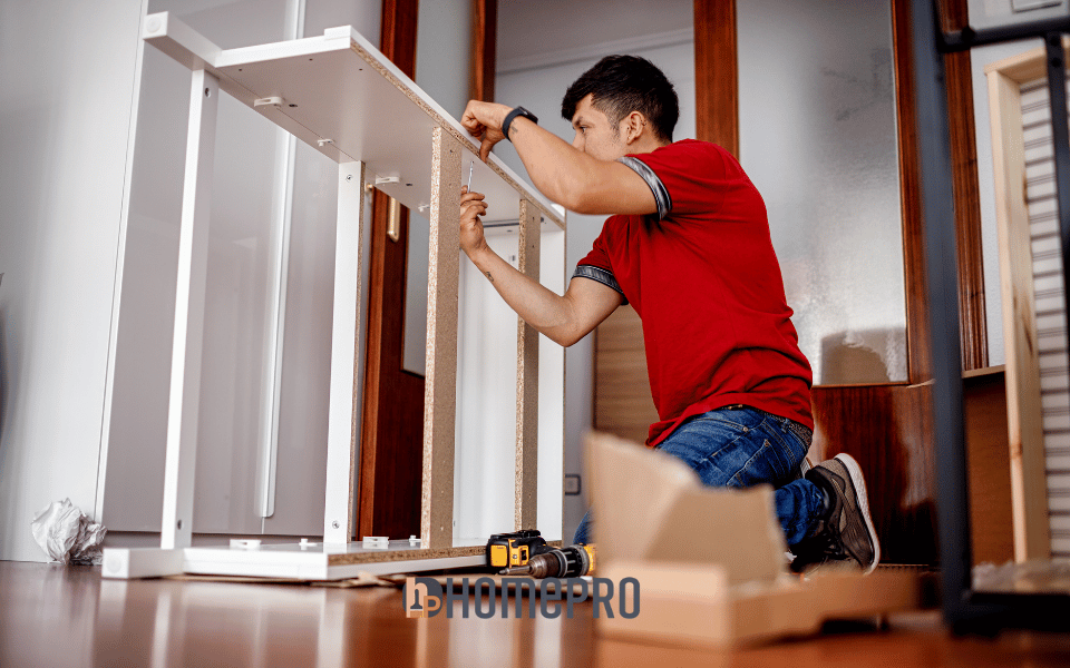 Profesional montando un mueble en un hogar, usando herramientas y siguiendo instrucciones, asegurando una instalación precisa y segura.
