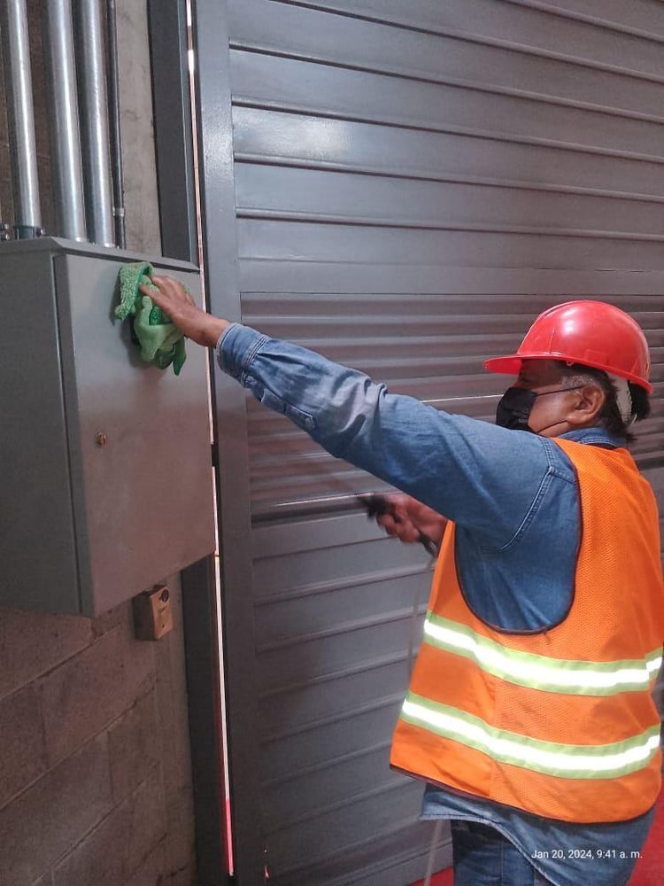 Felipe haciendo un servicio de electricidad en Del Valle