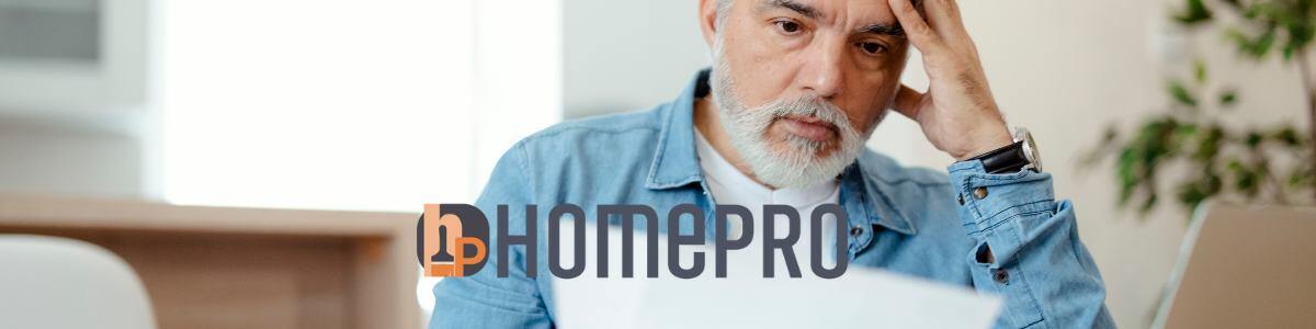 Hombre mayor revisando su factura de electricidad con expresión preocupada, con el logotipo de Homepro en la imagen.