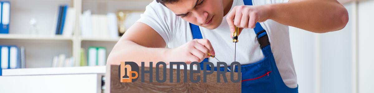 Hombre ensamblando muebles con un destornillador, usando un overol azul. Logo de HomePro en primer plano.