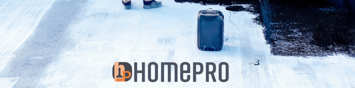Trabajador aplicando impermeabilizante en una superficie, con un bote de material impermeabilizante en el centro de la imagen. Logo de HomePro en primer plano.