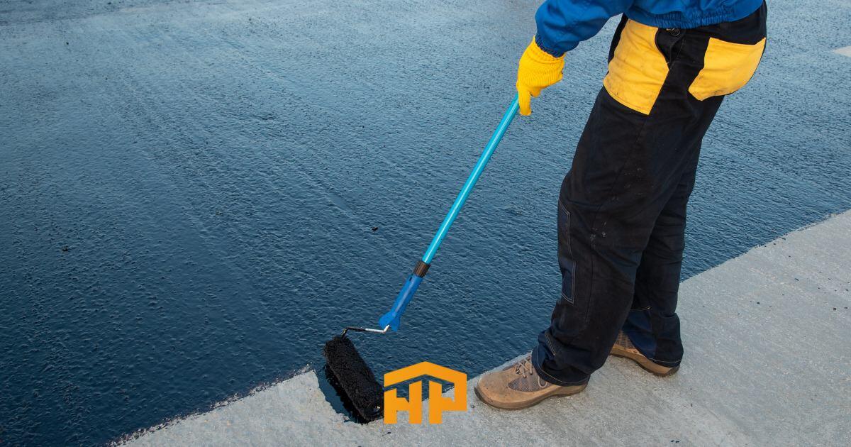 Trabajador aplicando impermeabilizante en un techo para protegerlo de filtraciones y humedad antes de la temporada de lluvias. Servicio profesional de HomePro.